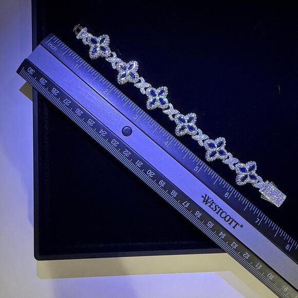 Iced navy clover flower bracelet - Picture 3 of 8